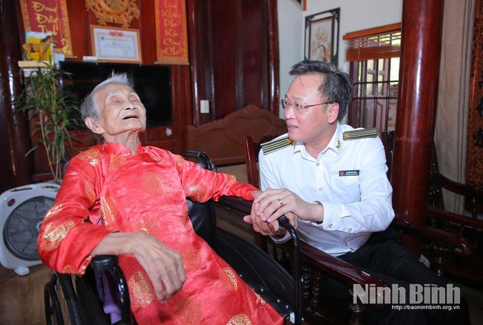 Đồng chí Nguyễn Hữu Nghĩa, Ủy viên Trung ương Đảng, Bí thư Đảng ủy, Tổng Kiểm toán Nhà nước thăm tặng quà Mẹ Việt Nam Anh hùng Phạm Thị Ý.
