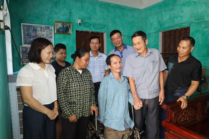 Các ngành, các cấp quan tâm, hỗ trợ, thực hiện chế độ chính sách đối với anh Phạm Văn Hưng (ngồi trên xe lăn) - đối tượng ảnh hưởng chất độc da cam.