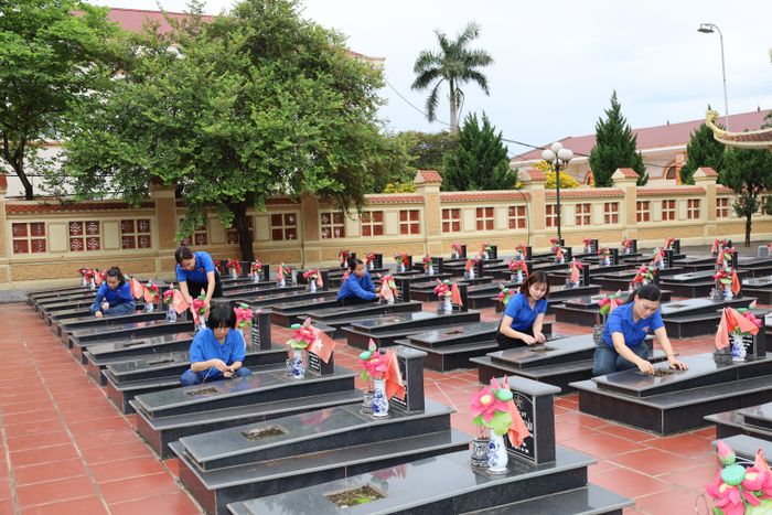 Đoàn Thanh niên xã ra quân dọn dẹp vệ sinh tại nghĩa trang Quỳnh Lưu.