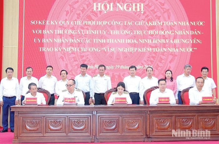 Các đồng chí lãnh đạo Kiểm Toán nhà nước và lãnh đạo tỉnh Ninh Bình, Hưng Yên, Thanh Hóa chứng kiến ký Quy chế phối hợp giữa Kiểm toán Nhà nước với tỉnh Ninh Bình