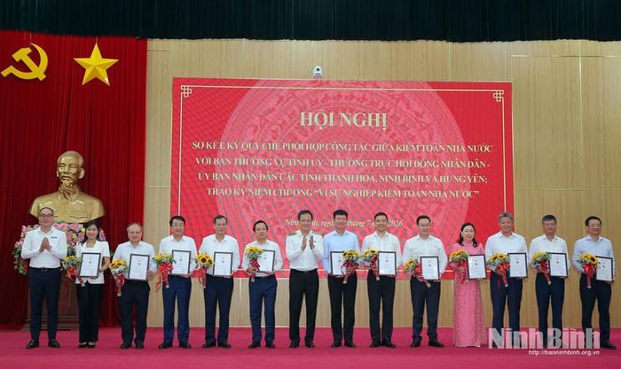 Đồng chí Nguyễn Hữu Nghĩa, Ủy viên Trung ương Đảng, Ủy viên Ban Thường vụ Đảng ủy Quốc hội, Bí thư Đảng ủy, Tổng Kiểm toán Nhà nước và đồng chí Bùi Quốc Dũng, Ủy viên dự khuyết Trung ương Đảng, Phó Tổng Kiểm toán Nhà nước trao tặng Kỷ niệm chương “Vì sự nghiệp Kiểm toán nhà nước” và tặng hoa chúc mừng các đồng chí lãnh đạo tỉnh Ninh Bình, Hưng Yên và Thanh Hóa.