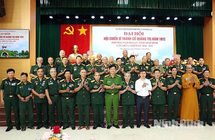 Các đại biểu chụp ảnh lưu niệm cùng Ban Chấp hành Hội Chiến sĩ Thành cổ Quảng Trị năm 1972 phường Nam Hoa Lư khóa mới.