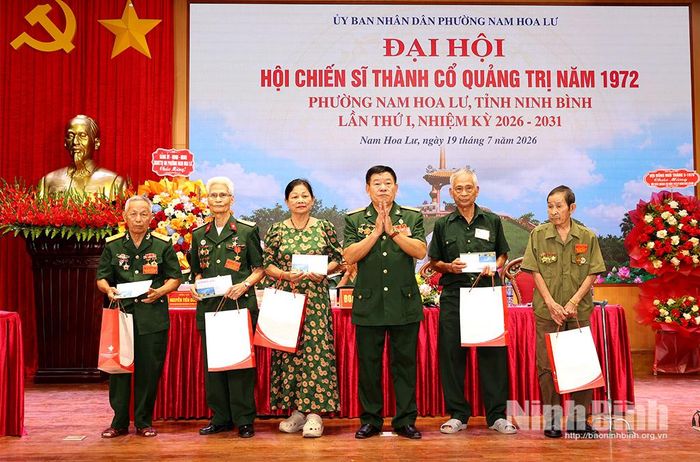 Lãnh đạo Hội tặng quà cho hội viên có hoàn cảnh khó khăn.