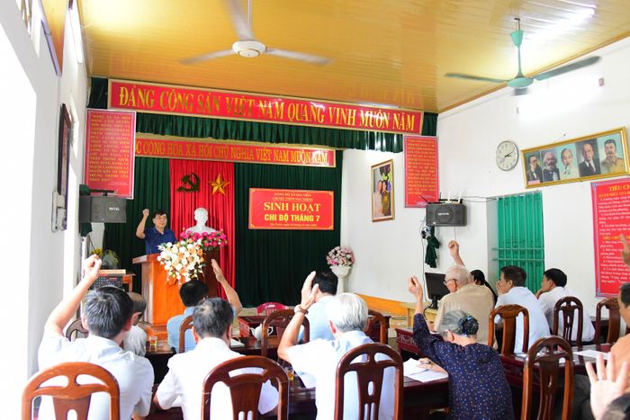 Đảng viên Chi bộ thôn Gia Thịnh, xã Gia Viễn biểu quyết thông qua nghị quyết tại kỳ sinh hoạt chi bộ tháng 7 sau khi sắp xếp thôn