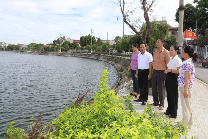 Cán bộ, đảng viên tổ dân phố 4, phường Hà Nam trao đổi về công tác chỉnh trang đô thị, góp phần thực hiện nghị quyết của Chi bộ sau sắp xếp.