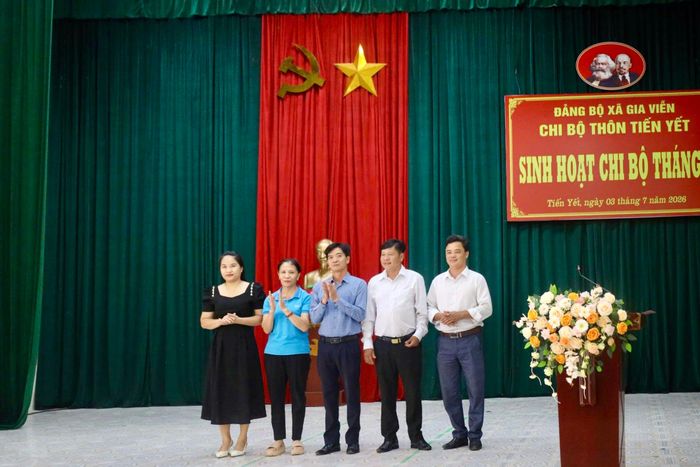 Cấp ủy Chi bộ thôn Tiến Yết nhiệm kỳ 2025-2030 ra mắt tại buổi sinh hoạt đầu tiên sau khi hợp nhất các thôn.