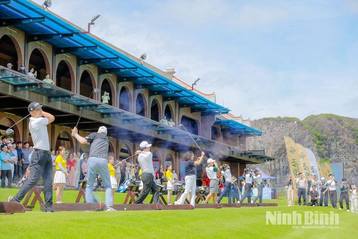 Các đại biểu trải nghiệm golf tại Trung tâm Thể thao Tràng An.