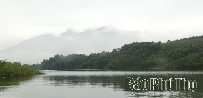 Đối ngạn với dãy Ba Vì, hồ Đầm Gai đẹp như bức tranh sơn thủy.