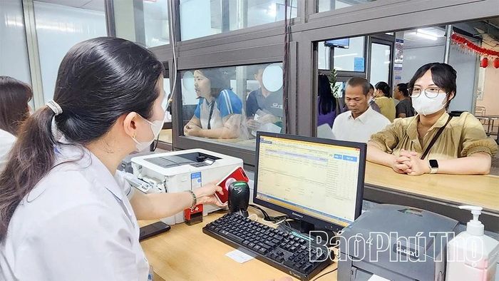 Bệnh viện Đa khoa Hòa Bình tiếp nhận thông tin người bệnh qua ứng dụng VNeID.