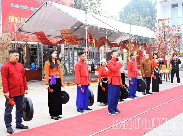 Các nghệ nhân biểu diễn trong Chương trình trải nghiệm “Về đất Mường đón Tết xưa” tại Bảo tàng Hùng Vương cơ sở 3, phường Hòa Bình.
