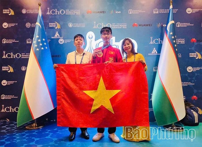 Em Đinh Xuân Phúc (đứng giữa), học sinh lớp 12A5, Trường THPT Chuyên Vĩnh Phúc xuất sắc giành Huy chương Vàng Olympic Hóa học Quốc tế. Ảnh: CTV