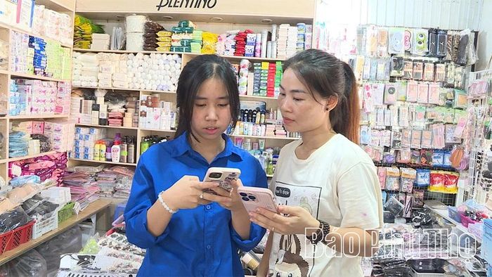 Người dân xã Thổ Tang được hướng dẫn cài đặt sổ sức khỏe điện tử trên VNeID.