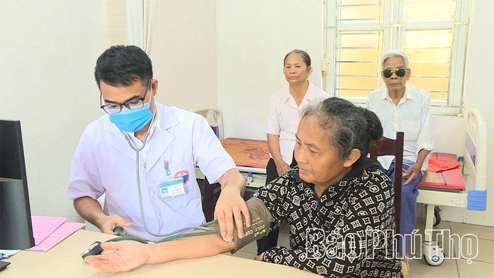 Cán bộ trạm y tế xã Thổ Tang kiểm tra sức khỏe cho người dân.