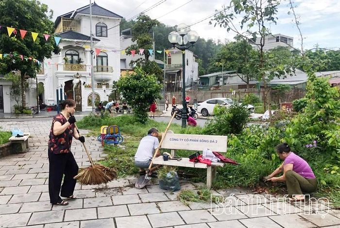 Người dân phường Hòa Bình ra quân vệ sinh môi trường, góp phần xây dựng phường xanh, sạch, đẹp, văn minh.
