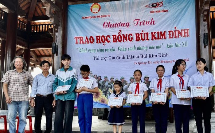 Học bổng Bùi Kim Đỉnh đã tiếp sức cho hàng trăm em học sinh nghèo vượt khó tại Quảng Trị - Ảnh: D.H