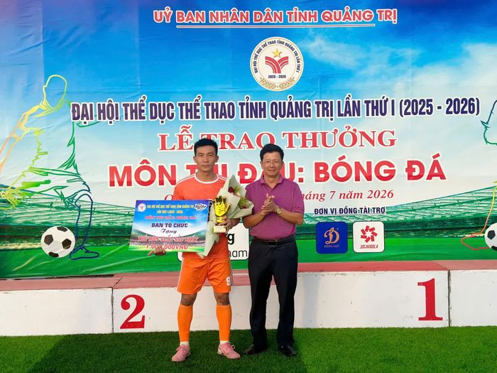 Ban Tổ chức trao giải cho thủ môn xuất sắc nhất giải - Ảnh: Thùy Trang