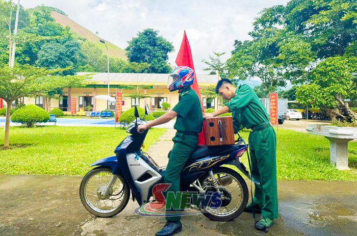 Cán bộ, chiến sĩ Đồn Biên phòng Mường Cai chuẩn bị trang thiết bị trước khi lên đường tuyên truyền lưu động.