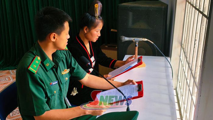Cán bộ Đồn Biên phòng Mường Lạn biên soạn nội dung chuẩn bị nội dung tuyên truyền cho người dân.
