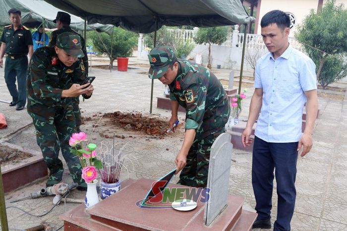 Bộ CHQS tỉnh thực hiện số hóa thông tin quá trình lấy mẫu giám định, xác định danh tính hài cốt liệt sĩ tại Nghĩa trang liệt sĩ xã Sốp Cộp.