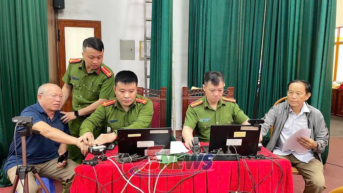 Tiến hành thu nhận mẫu ADN cho thân nhân liệt sĩ ở xã Thuận Châu. Ảnh Công an cung cấp.