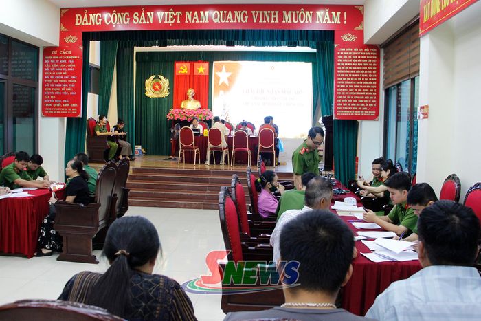 Công an tỉnh thu nhận mẫu sinh phẩm ADN của thân nhân liệt sĩ tại Hội trường số 53 Tô Hiệu, Công an tỉnh.