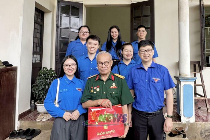 Chi đoàn Sở Tư pháp thăm, tặng quà thương binh Vũ Duy Khương, tổ 4, phường Tô Hiệu