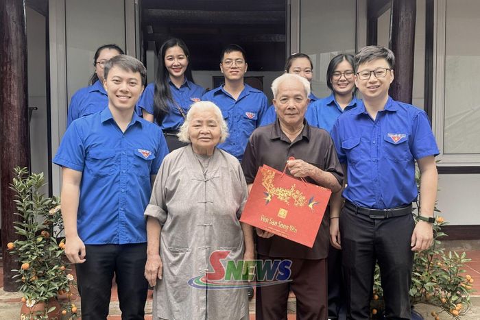 Chi đoàn Sở Tư pháp thăm, tặng quà thương binh Trần Văn Trân, tổ 12, phường Tô Hiệu.