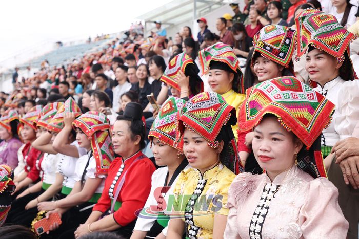 Đông đảo nhân dân đến xem, cổ vũ cho giải đấu