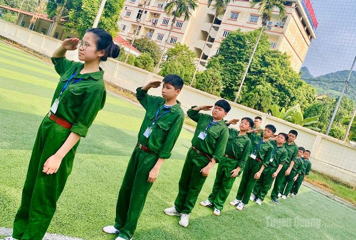 Từng động tác chào điều lệnh được các "chiến sĩ nhí" thực hiện nghiêm túc, góp phần hình thành ý thức tổ chức, kỷ luật và tác phong quân đội.