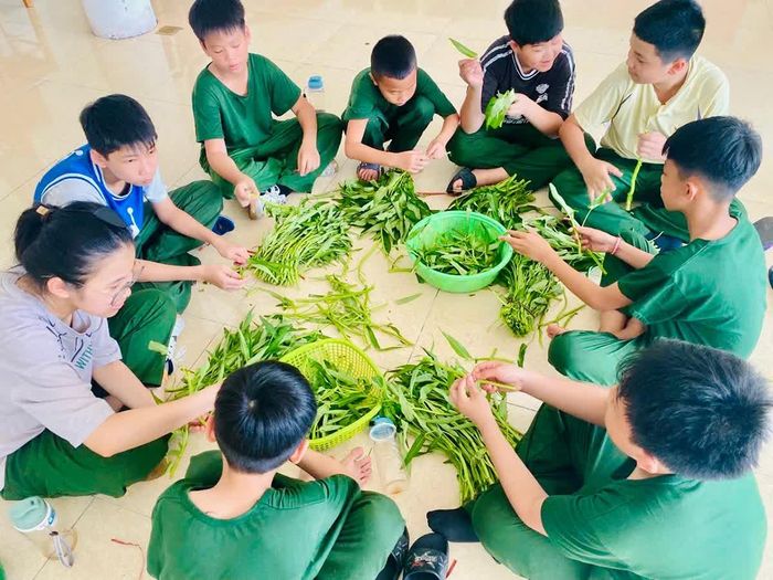 Các học viên cùng nhau sơ chế thực phẩm, chuẩn bị bữa ăn, qua đó rèn luyện kỹ năng tự phục vụ và tinh thần sẻ chia trong tập thể.