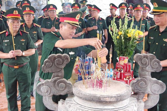 Đoàn công tác dâng hương tại Đài hương 468, xã Thanh Thủy.