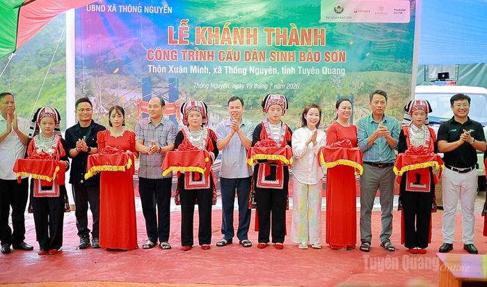 Lãnh đạo xã Thông Nguyên cùng đại diện các doanh nghiệp, nhà tài trợ thực hiện nghi thức khánh thành công trình cầu dân sinh Bảo Sơn tại thôn Minh Sơn.