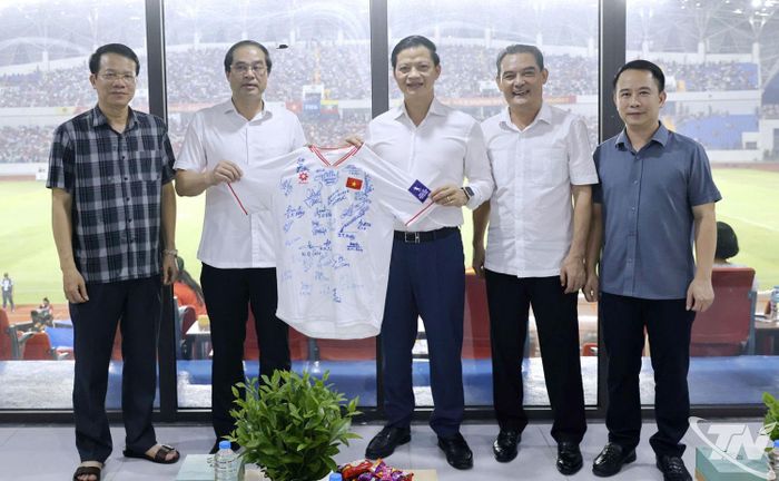 Các đồng chí lãnh đạo tỉnh Thái Nguyên nhận chiếc áo lưu niệm có chữ ký của các cầu thủ Việt Nam.