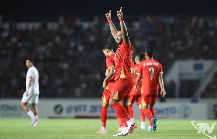 Phút thứ 5, Xuân Son tung cú vô-lê đẳng cấp hạ gục thủ thành Sann Sat Naing, mở tỷ số 1-0 cho Việt Nam.