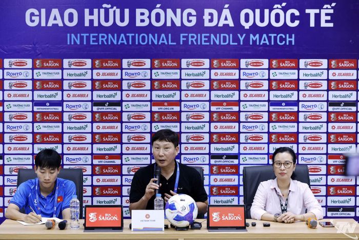 HLV Kim Sang Sik dành nhiều lời khen cho các cầu thủ sau trận đấu.
