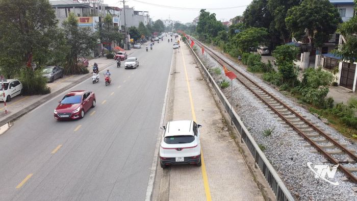 Vạch phân làn góp phần tạo diện mạo ngăn lắp, an toàn cho tuyến đường Việt Bắc.