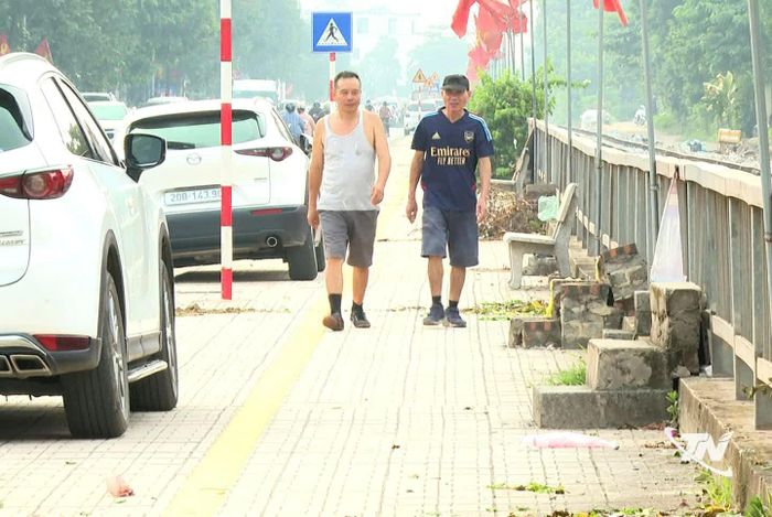 Người dân đi bộ, tập thể dục trong phần vỉa hè được phân làn trên tuyến đường Việt Bắc.