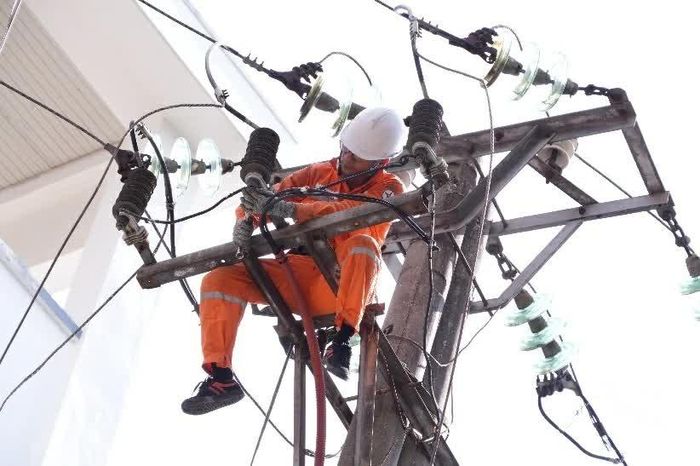 hân viên Điện lực kiểm tra, siết lại các mối nối và xử lý khiếm khuyết trên đường dây trung áp.