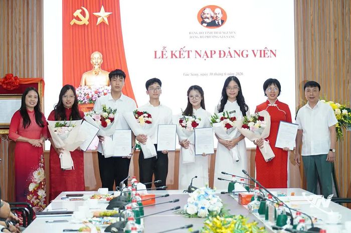 Chi bộ Công ty CP STH Holdings tổ chức Lễ kết nạp đảng viên mới.