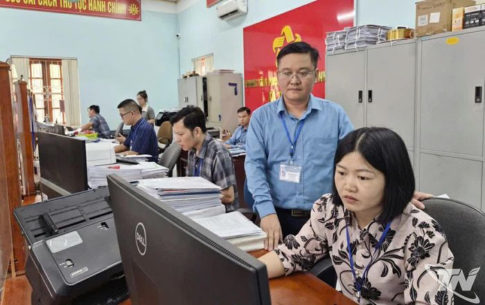 Phó Chủ tịch UBND xã Trại Cau Lê Anh Thắng trực tiếp xử lý công việc tại Trung tâm Phục vụ hành chính công của xã.