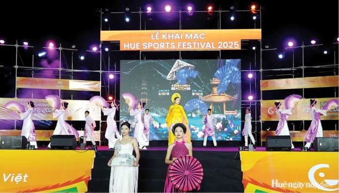 Biểu diễn văn nghệ tại Lễ khai mạc Hue Sports Festival 2025. 