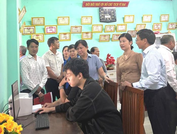 Người dân được hướng dẫn thực hiện dịch vụ công trực tuyến