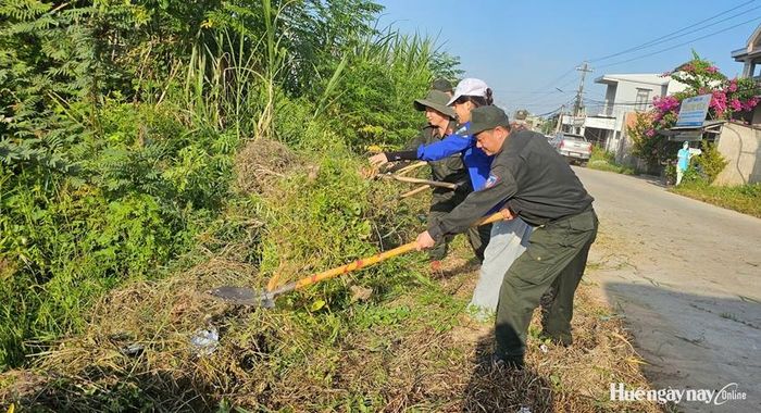 Cán bộ, chiến sĩ Tiểu đoàn 2, Trung đoàn Cảnh sát cơ động số 5 cùng các lực lượng tham gia phát quang cây cỏ, tổng vệ sinh môi trường trên địa bàn phường Hóa Châu.