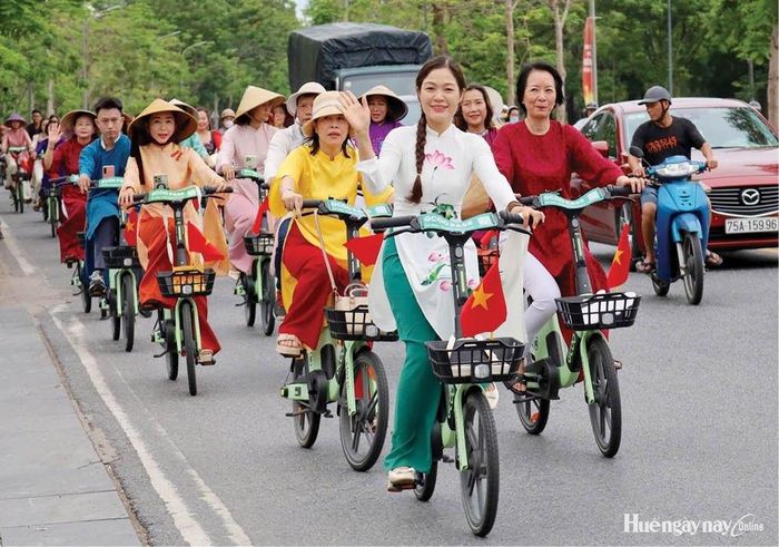 Đạp xe vì môi trường với chủ đề “Áo dài qua phố” 2026.