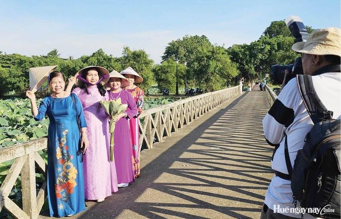 Hồ Tịnh Tâm trở thành điểm đến của nhiều du khách.