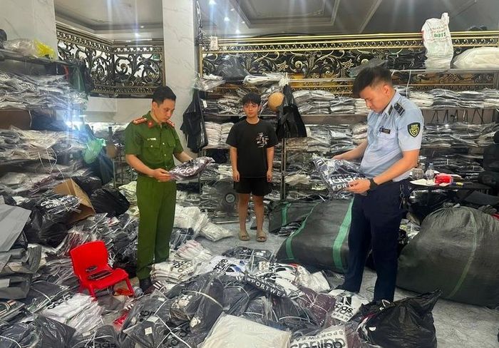 Theo cơ quan chức năng, toàn bộ số hàng hóa trên có tổng giá trị theo giá niêm yết hơn 4 tỷ đồng. Đây là số lượng lớn sản phẩm thời trang có dấu hiệu vi phạm quyền sở hữu trí tuệ, tiềm ẩn nguy cơ ảnh hưởng đến quyền lợi của doanh nghiệp sở hữu thương hiệu cũng như người tiêu dùng.
