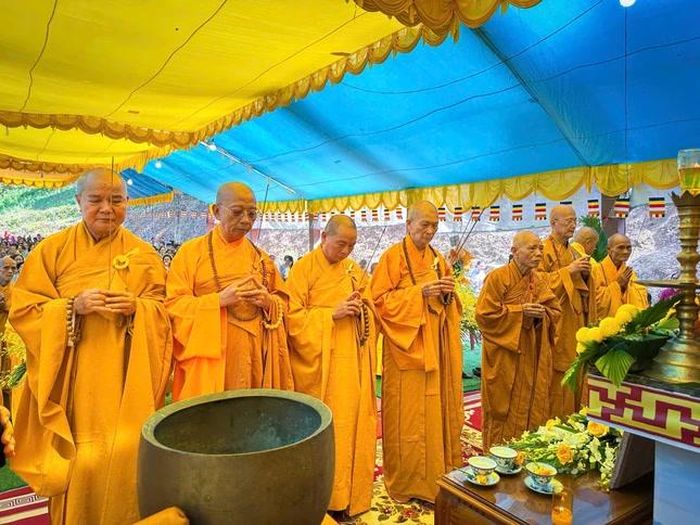 Chư tôn đức chứng minh niêm hương cầu nguyện