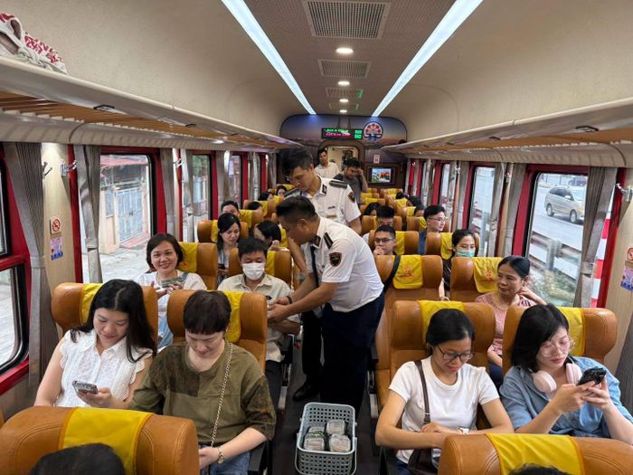 Tàu Hà Nội - Phủ Lý đạt hiệu suất cao, bình quân 400 hành khách/chuyến.