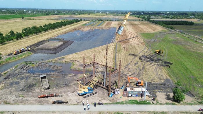 Dự án nâng cấp, mở rộng đường tỉnh 878 được khởi công ngày 6/7. Khi hoàn thành, tuyến đường sẽ kết nối với đường dẫn cao tốc TP.HCM - Trung Lương.