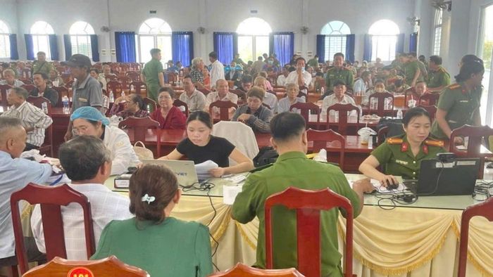 Thân nhân liệt sĩ trên địa bàn các xã, phường của tỉnh Cà Mau tập trung chờ lấy mẫu ADN.